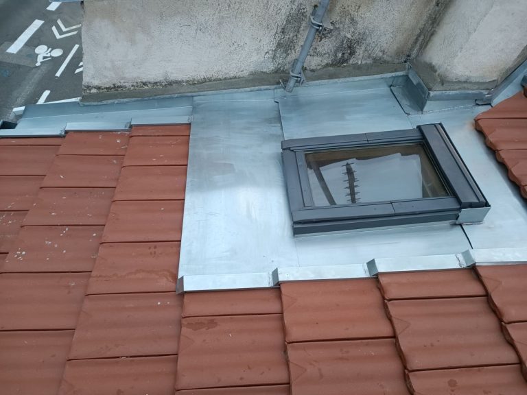 Entreprise de couvreur Nyon Réalisation d'une étanchéité de fenetre de toit a Gland